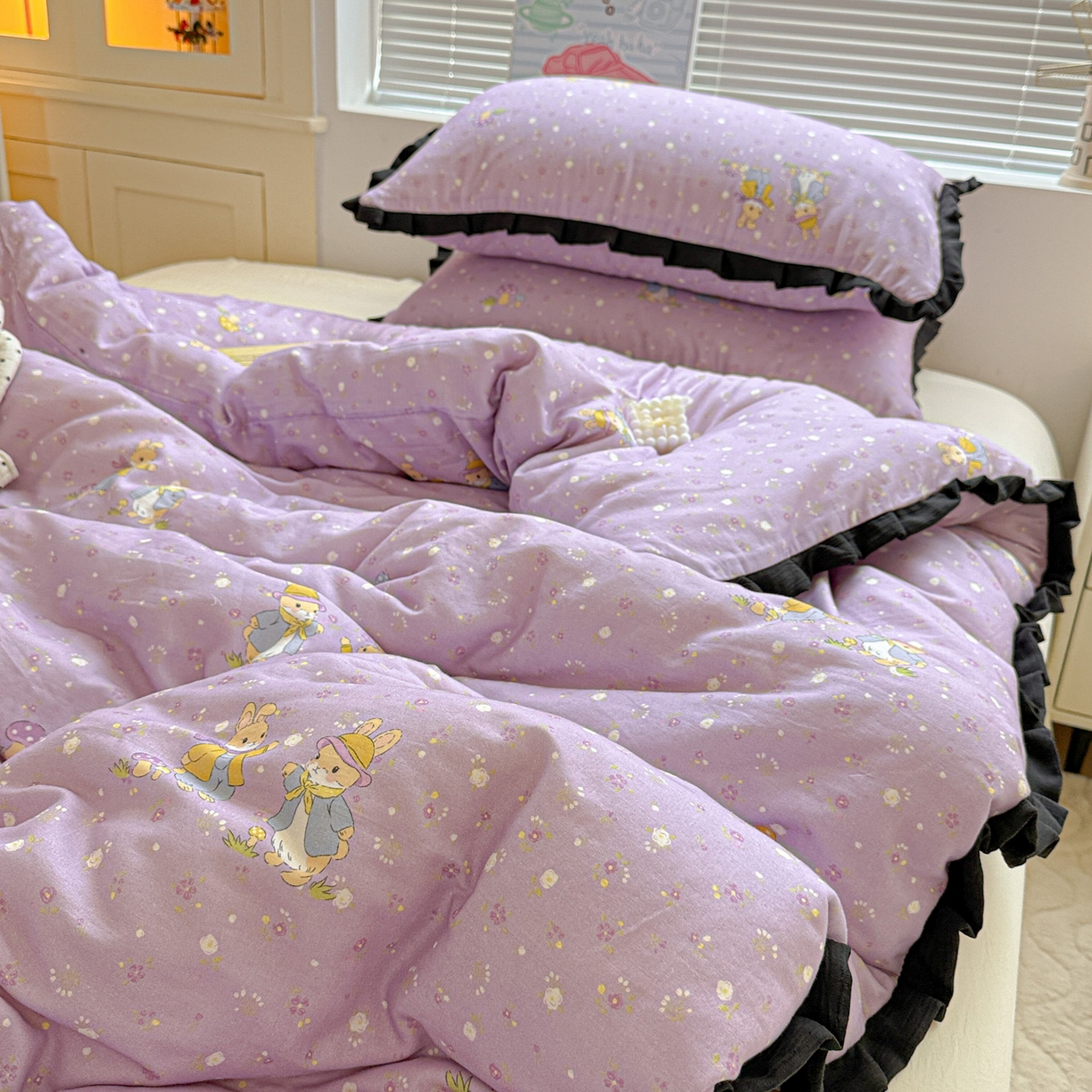 91家纺网 家纺一手货源 找家纺 喜颜 2025新款超柔水洗双层纱皱皱纱花边四件套 萌兔花园-紫