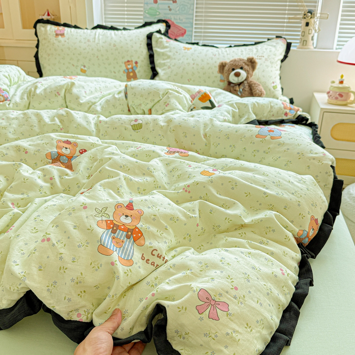 91家纺网 家纺一手货源 找家纺 喜颜 2025新款超柔水洗双层纱皱皱纱花边四件套 贝尔小熊