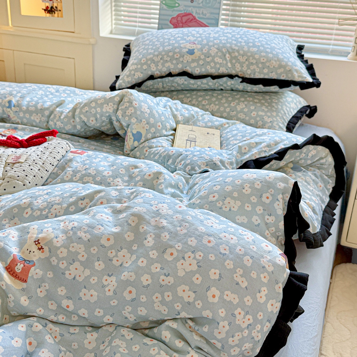 91家纺网 家纺一手货源 找家纺 喜颜 2025新款超柔水洗双层纱皱皱纱花边四件套 兔软软-蓝