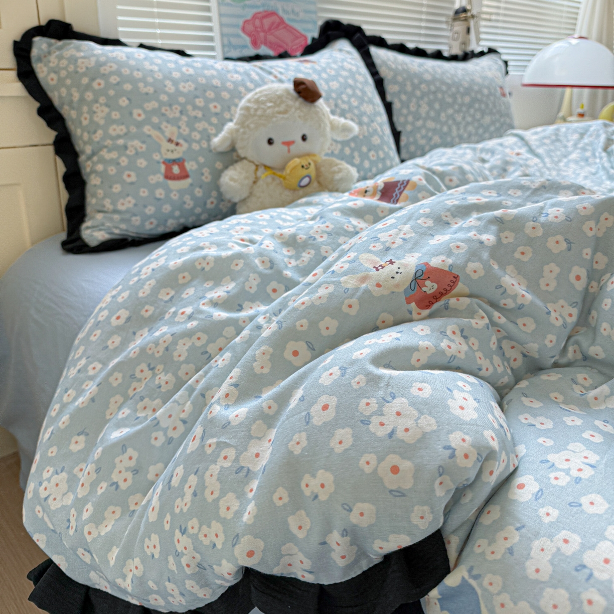 91家纺网 家纺一手货源 找家纺 喜颜 2025新款超柔水洗双层纱皱皱纱花边四件套 兔软软-蓝