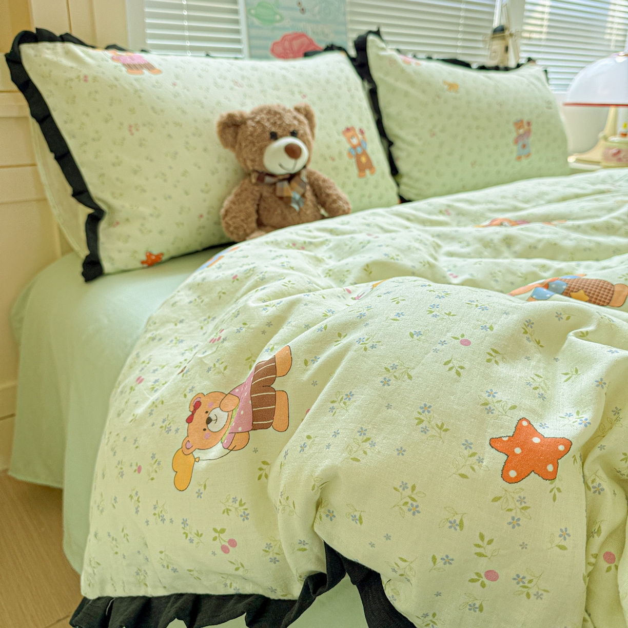 91家纺网 家纺一手货源 找家纺 喜颜 2025新款超柔水洗双层纱皱皱纱花边四件套 贝尔小熊