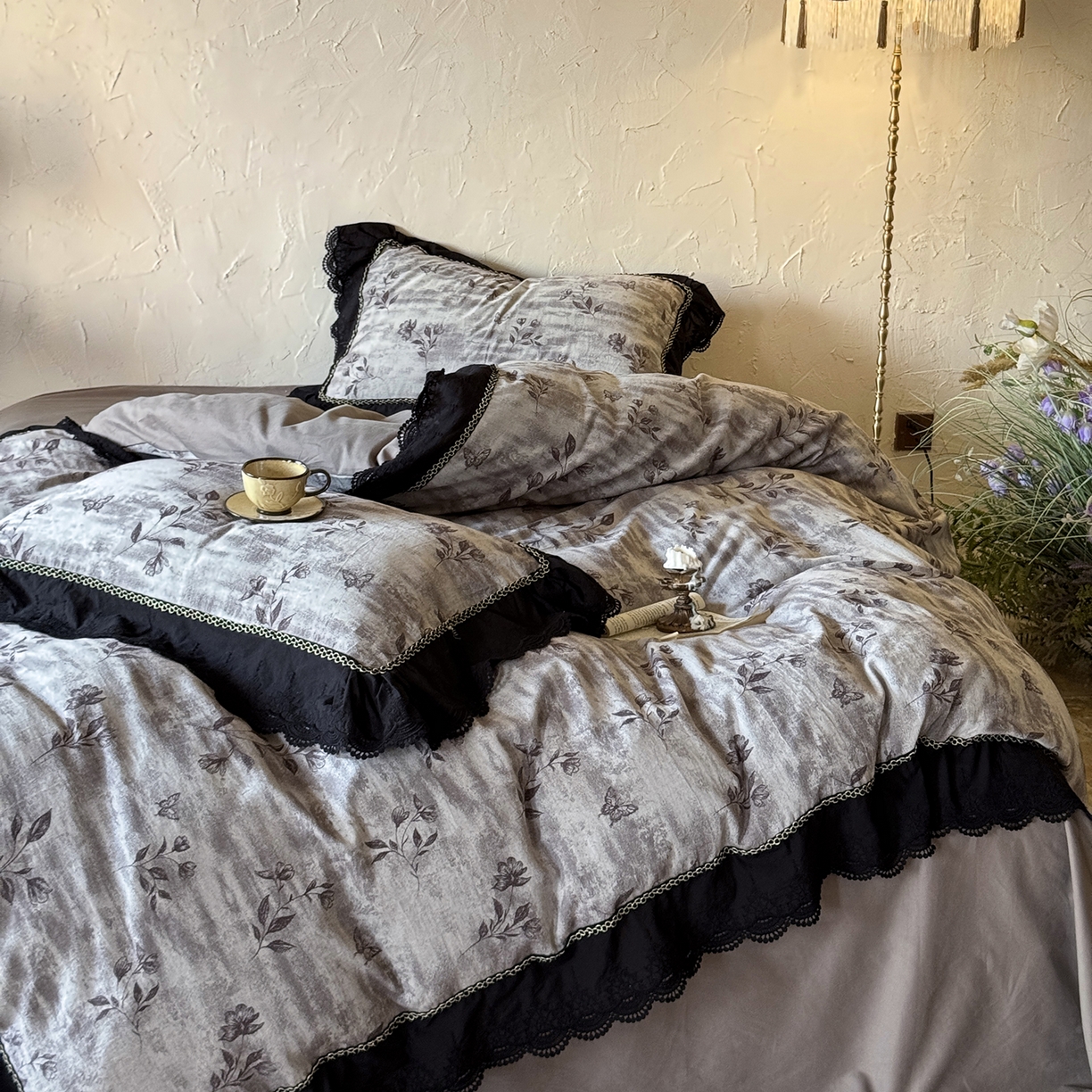 91家纺网 家纺一手货源 找家纺 淑女公社家纺 2025秋冬新款60支大提花全棉磨毛四件套-花语漫漫 花语漫漫-灰