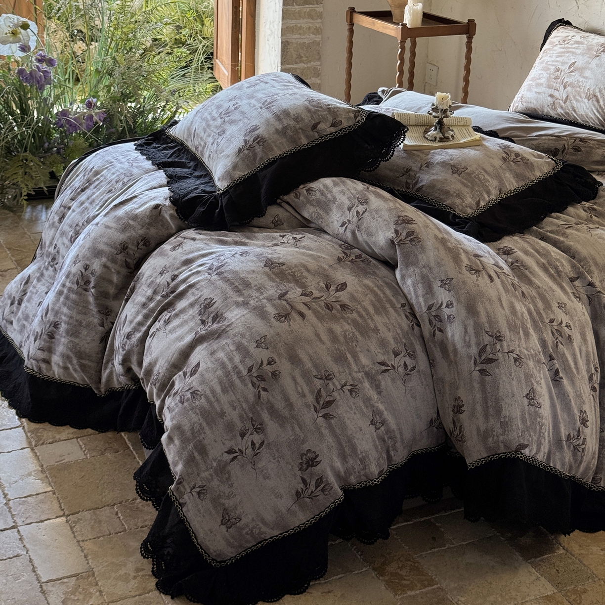 91家纺网 家纺一手货源 找家纺 淑女公社家纺 2025秋冬新款60支大提花全棉磨毛四件套-花语漫漫 花语漫漫-灰