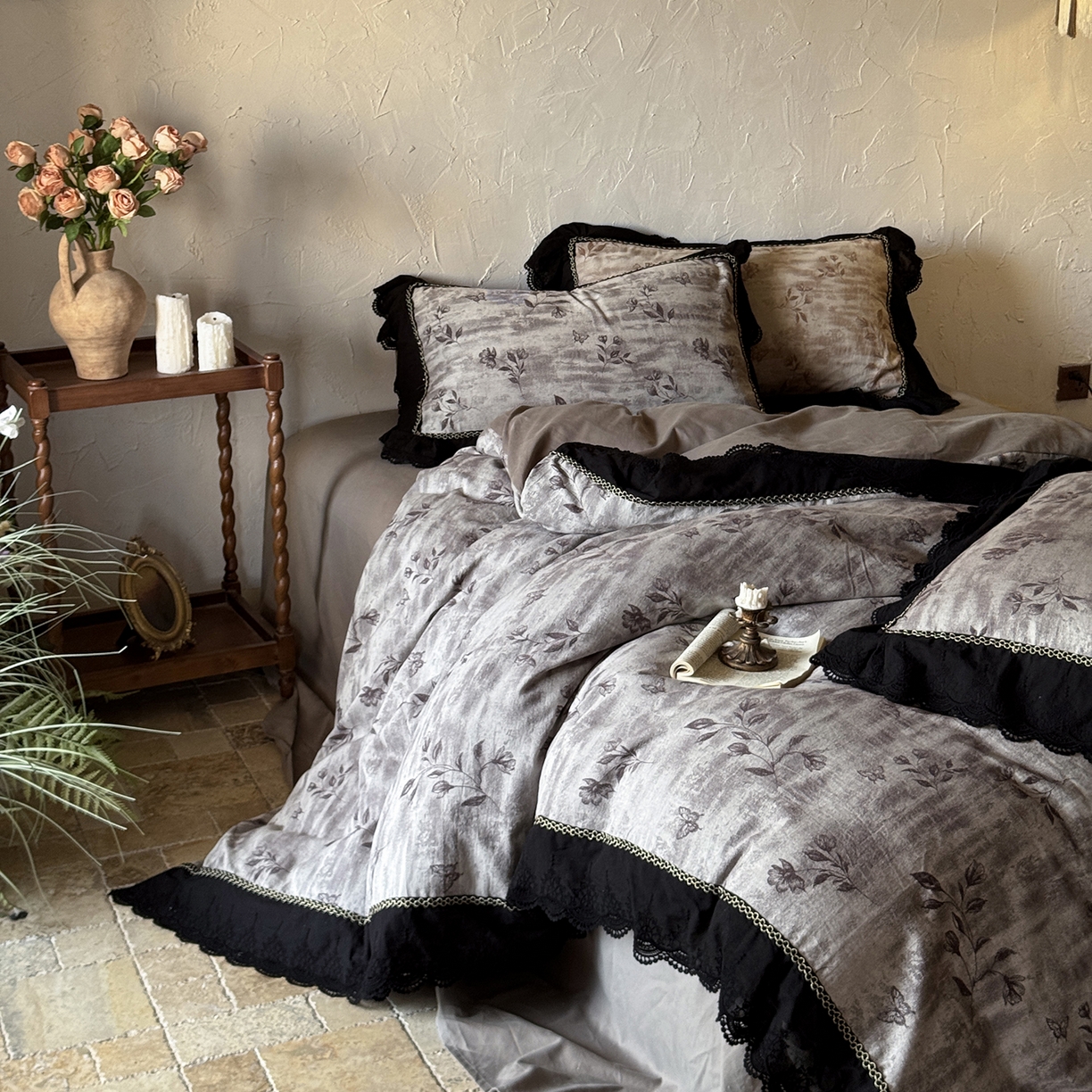 91家纺网 家纺一手货源 找家纺 淑女公社家纺 2025秋冬新款60支大提花全棉磨毛四件套-花语漫漫 花语漫漫-灰