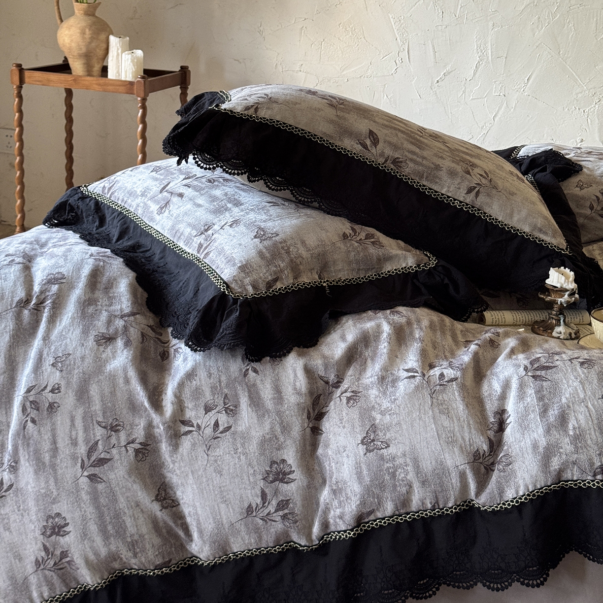 91家纺网 家纺一手货源 找家纺 淑女公社家纺 2025秋冬新款60支大提花全棉磨毛四件套-花语漫漫 花语漫漫-灰