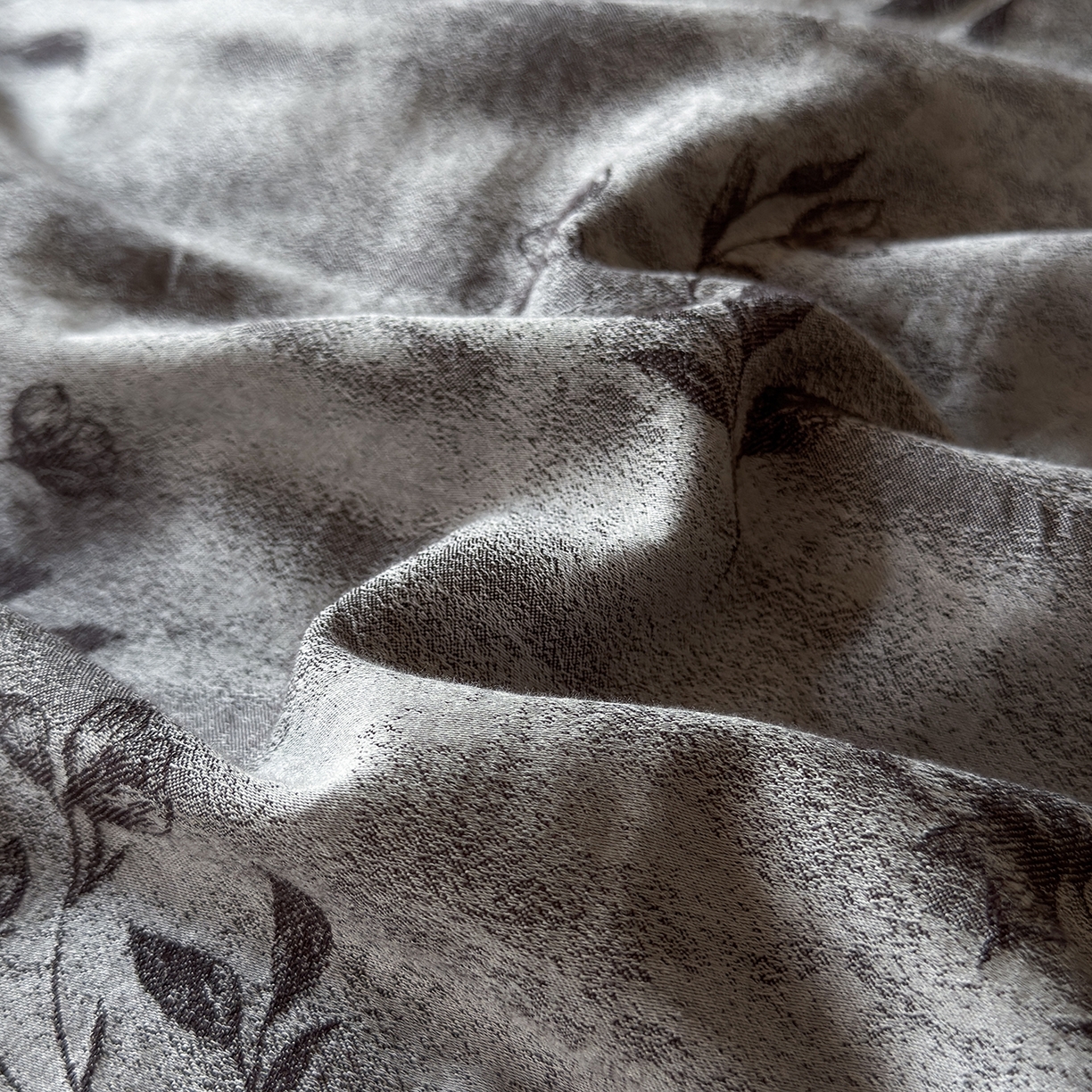 91家纺网 家纺一手货源 找家纺 淑女公社家纺 2025秋冬新款60支大提花全棉磨毛四件套-花语漫漫 花语漫漫-灰