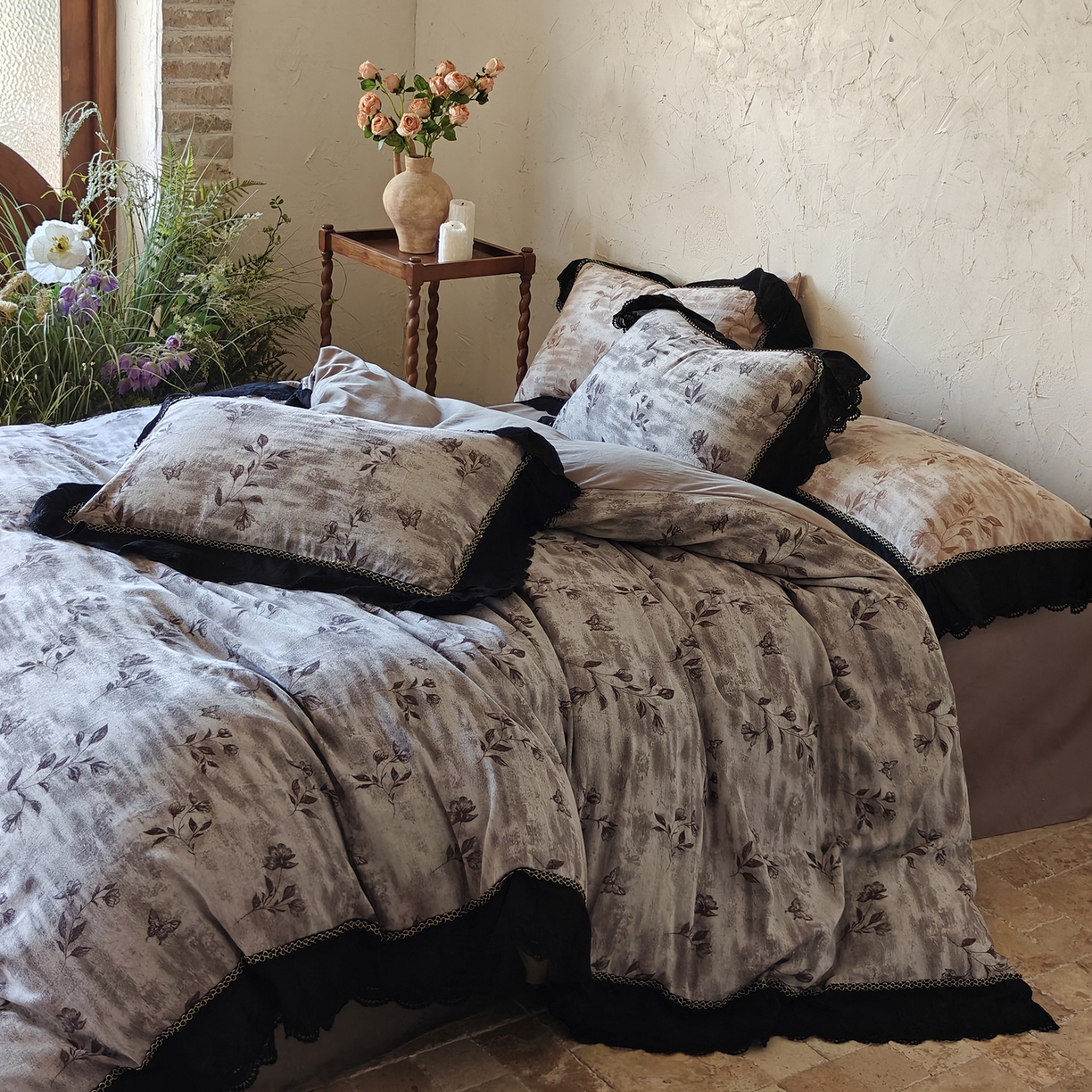 91家纺网 家纺一手货源 找家纺 淑女公社家纺 2025秋冬新款60支大提花全棉磨毛四件套-花语漫漫 花语漫漫-灰