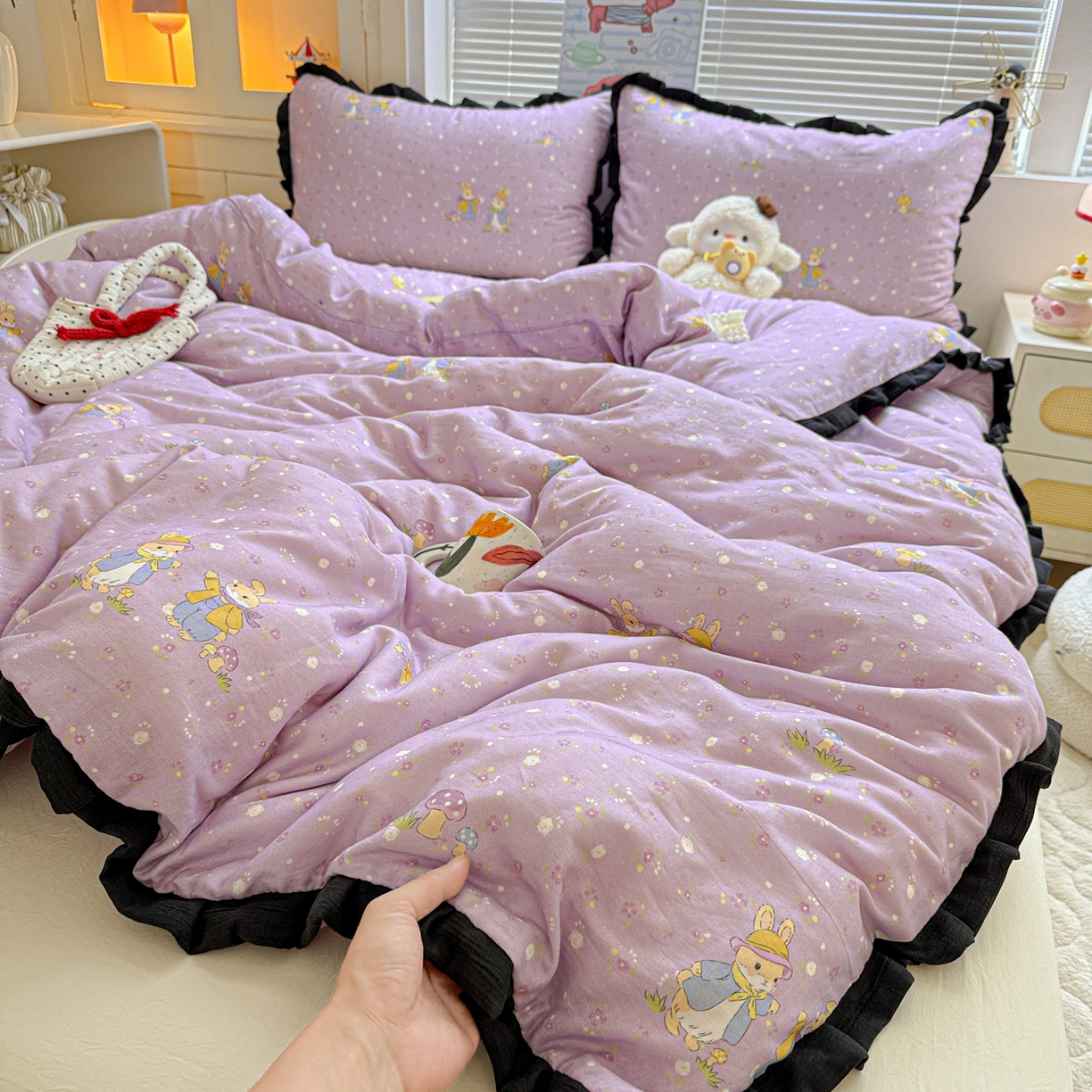 91家纺网 家纺一手货源 找家纺 喜颜 2025新款超柔水洗双层纱皱皱纱花边四件套 萌兔花园-紫