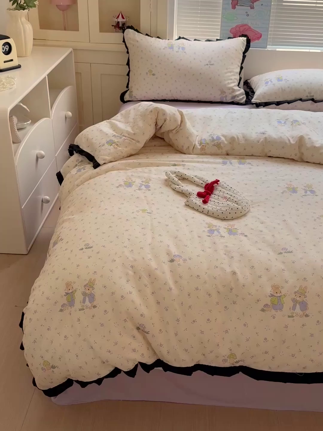 91家纺网 家纺一手货源 找家纺 喜颜 2025新款超柔水洗双层纱皱皱纱花边四件套 萌兔花园-米