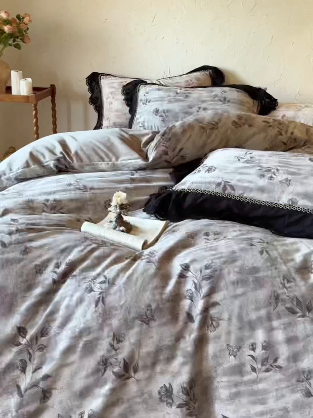 91家纺网 家纺一手货源 找家纺 淑女公社家纺 2025秋冬新款60支大提花全棉磨毛四件套-花语漫漫 花语漫漫-灰