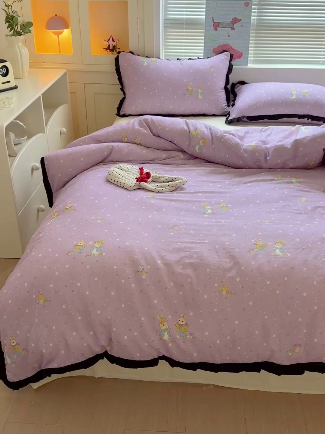 91家纺网 家纺一手货源 找家纺 喜颜 2025新款超柔水洗双层纱皱皱纱花边四件套 萌兔花园-紫