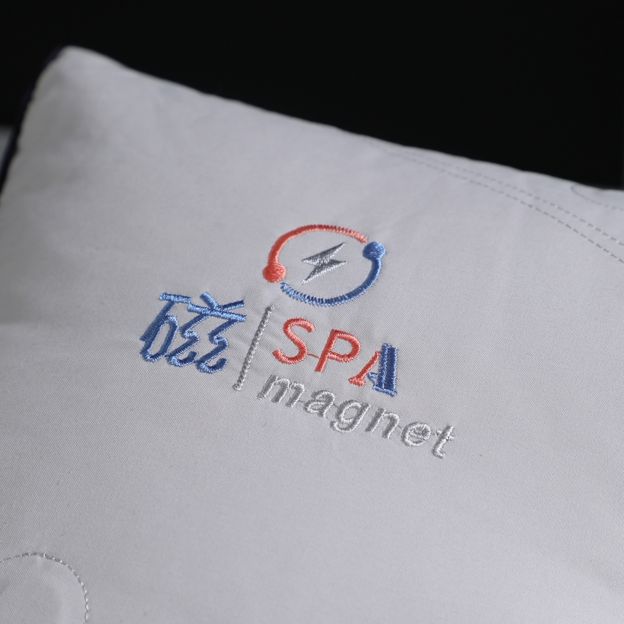 91家纺网 家纺一手货源 找家纺 大熊枕芯 2025新款磁石spa护颈定型枕成人枕头枕芯 灰色