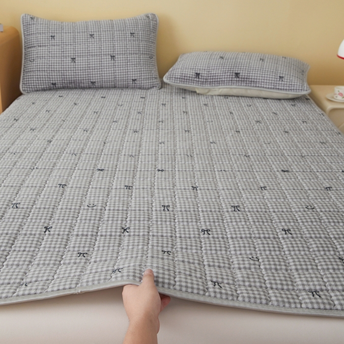 91家纺网 家纺一手货源 找家纺 柏薇 2025新款全消光牛奶绒床垫可水洗机洗床护垫 灰色蝴蝶结