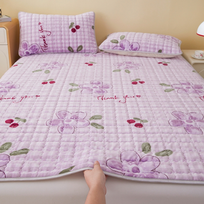 91家纺网 家纺一手货源 找家纺 柏薇 2025新款全消光牛奶绒床垫可水洗机洗床护垫 粉紫梅花