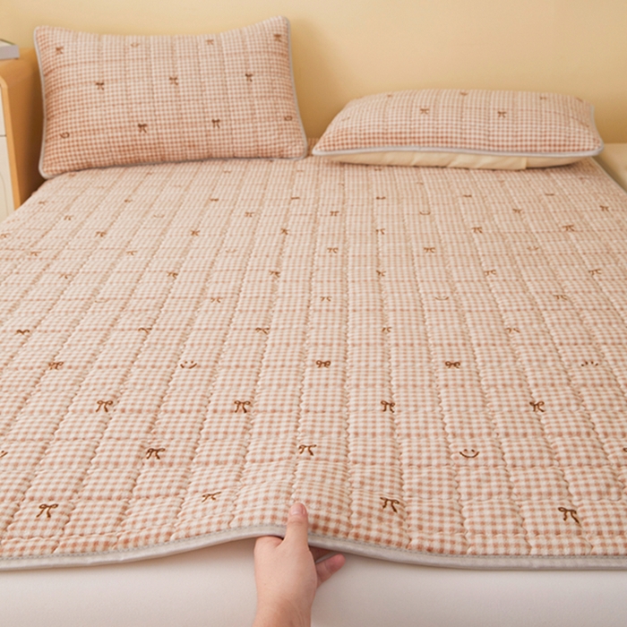 91家纺网 家纺一手货源 找家纺 柏薇 2025新款全消光牛奶绒床垫可水洗机洗床护垫 粉色蝴蝶结