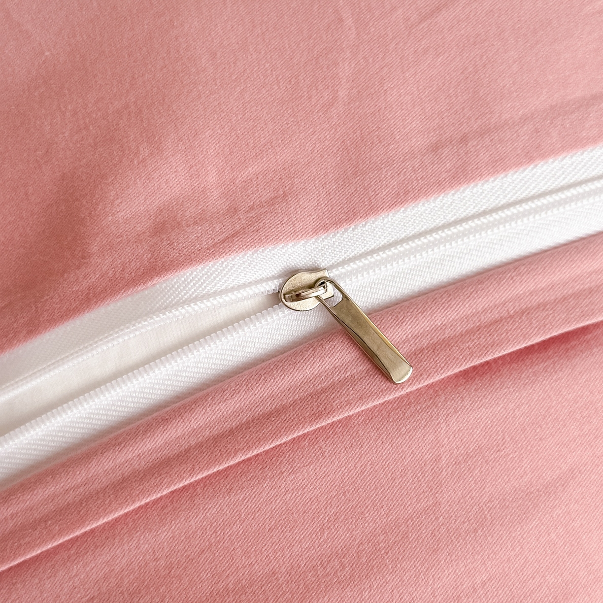 91家纺网 家纺一手货源 找家纺 曲之慕 2025新款高端全棉纯棉长绒棉磨毛刺绣四件套【高端礼盒】 粉豆沙