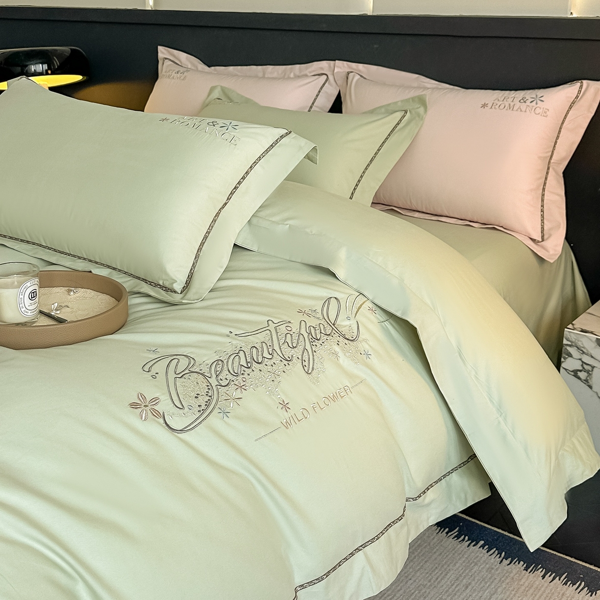 91家纺网 家纺一手货源 找家纺 曲之慕 2025新款高端全棉纯棉长绒棉磨毛刺绣四件套【高端礼盒】 古驰绿