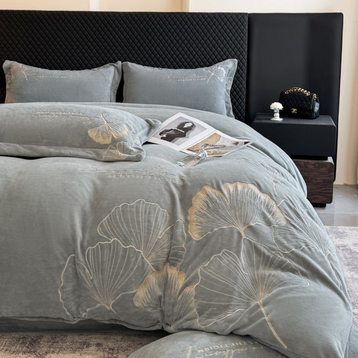 91家纺网 家纺一手货源 找家纺 金牛座家纺 2025新款金牛座加厚轻奢牛奶绒刺绣四件套 杏福美满-浅灰