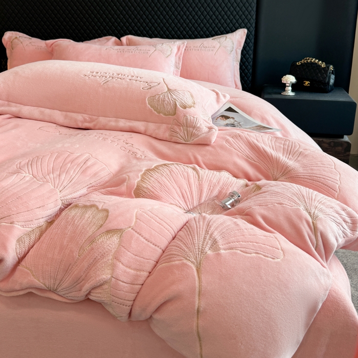 91家纺网 家纺一手货源 找家纺 金牛座家纺 2025新款金牛座加厚轻奢牛奶绒刺绣四件套 杏福美满-嫩粉