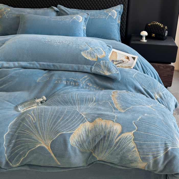 91家纺网 家纺一手货源 找家纺 金牛座家纺 2025新款金牛座加厚轻奢牛奶绒刺绣四件套 杏福美满-宝蓝