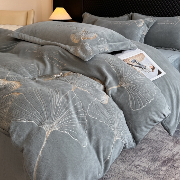 91家纺网 家纺一手货源 找家纺 金牛座家纺 2025新款金牛座加厚轻奢牛奶绒刺绣四件套 杏福美满-浅灰