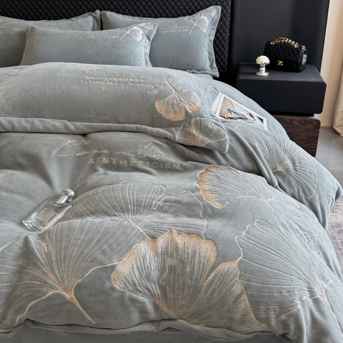 91家纺网 家纺一手货源 找家纺 金牛座家纺 2025新款金牛座加厚轻奢牛奶绒刺绣四件套 杏福美满-浅灰