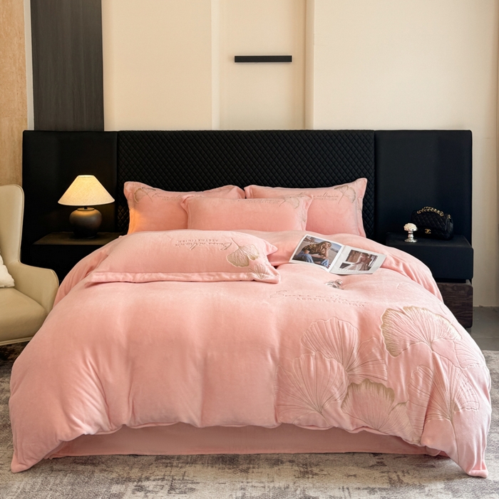 91家纺网 家纺一手货源 找家纺 金牛座家纺 2025新款金牛座加厚轻奢牛奶绒刺绣四件套 杏福美满-嫩粉