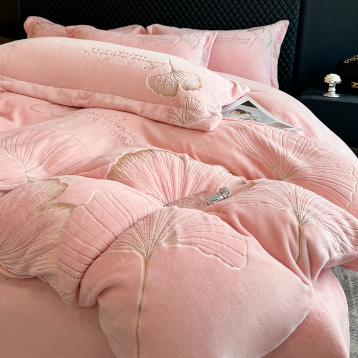 91家纺网 家纺一手货源 找家纺 金牛座家纺 2025新款金牛座加厚轻奢牛奶绒刺绣四件套 杏福美满-嫩粉