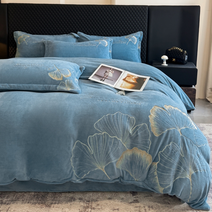 91家纺网 家纺一手货源 找家纺 金牛座家纺 2025新款金牛座加厚轻奢牛奶绒刺绣四件套 杏福美满-宝蓝