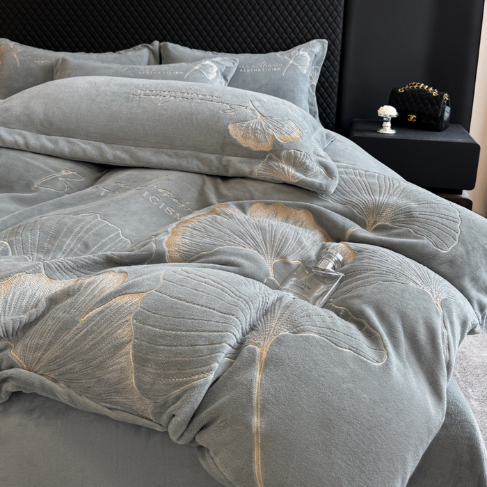 91家纺网 家纺一手货源 找家纺 金牛座家纺 2025新款金牛座加厚轻奢牛奶绒刺绣四件套 杏福美满-浅灰