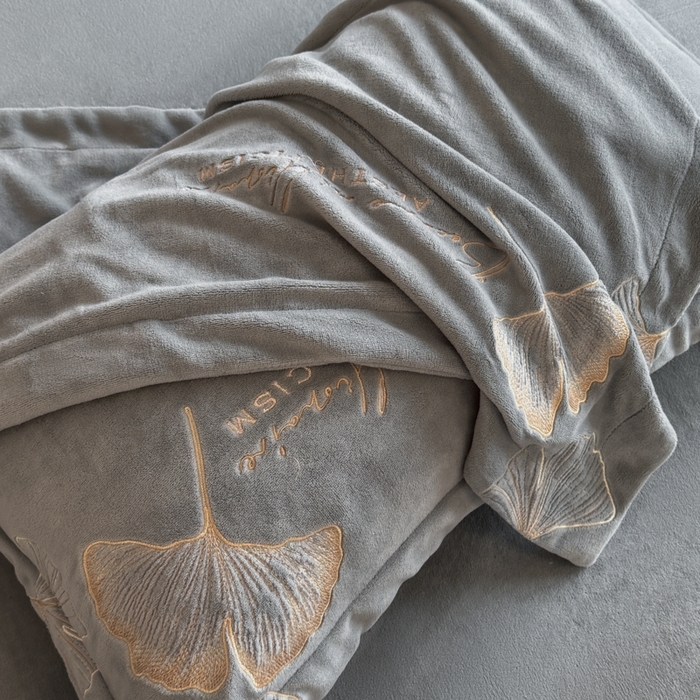 91家纺网 家纺一手货源 找家纺 金牛座家纺 2025新款金牛座加厚轻奢牛奶绒刺绣四件套 杏福美满-浅灰