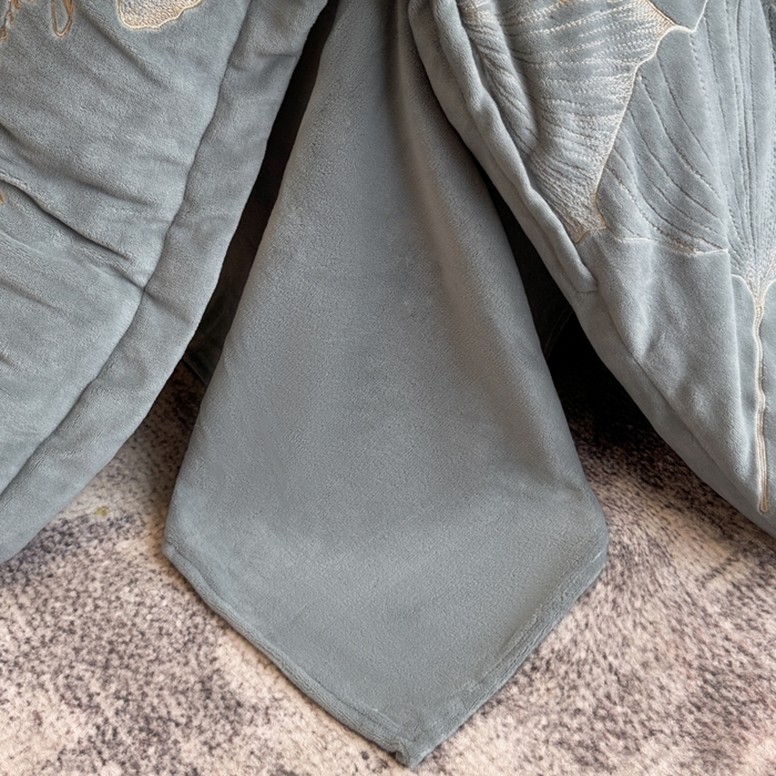 91家纺网 家纺一手货源 找家纺 金牛座家纺 2025新款金牛座加厚轻奢牛奶绒刺绣四件套 杏福美满-浅灰