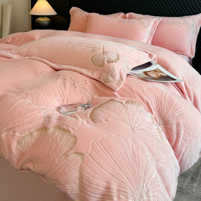 91家纺网 家纺一手货源 找家纺 金牛座家纺 2025新款金牛座加厚轻奢牛奶绒刺绣四件套 杏福美满-嫩粉