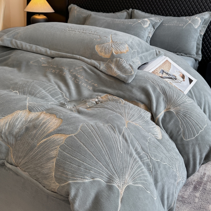 91家纺网 家纺一手货源 找家纺 金牛座家纺 2025新款金牛座加厚轻奢牛奶绒刺绣四件套 杏福美满-浅灰