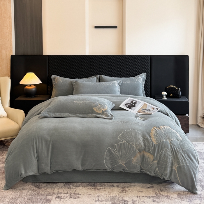 91家纺网 家纺一手货源 找家纺 金牛座家纺 2025新款金牛座加厚轻奢牛奶绒刺绣四件套 杏福美满-浅灰