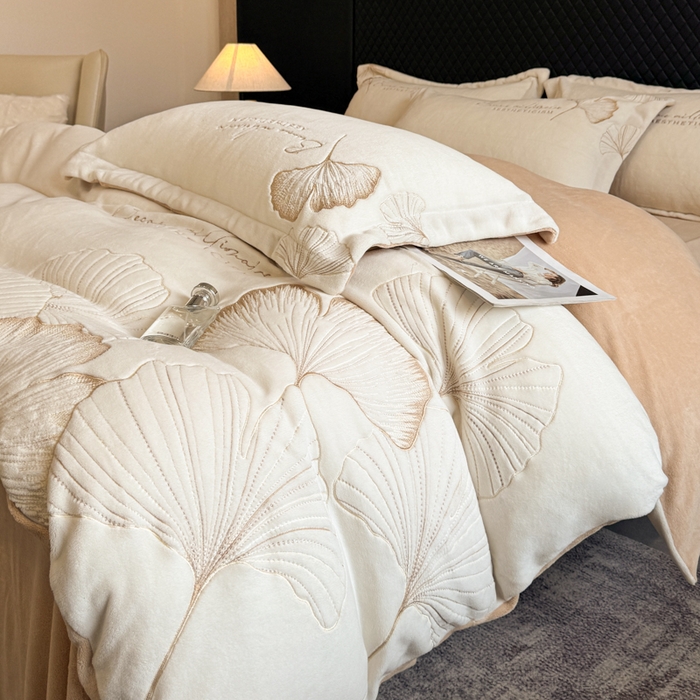 91家纺网 家纺一手货源 找家纺 金牛座家纺 2025新款金牛座加厚轻奢牛奶绒刺绣四件套 杏福美满-奶白