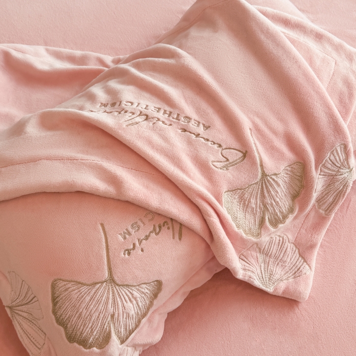 91家纺网 家纺一手货源 找家纺 金牛座家纺 2025新款金牛座加厚轻奢牛奶绒刺绣四件套 杏福美满-嫩粉