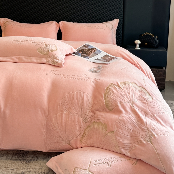 91家纺网 家纺一手货源 找家纺 金牛座家纺 2025新款金牛座加厚轻奢牛奶绒刺绣四件套 杏福美满-嫩粉