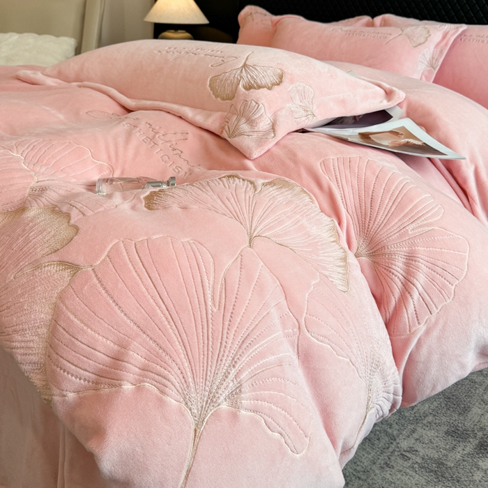 91家纺网 家纺一手货源 找家纺 金牛座家纺 2025新款金牛座加厚轻奢牛奶绒刺绣四件套 杏福美满-嫩粉