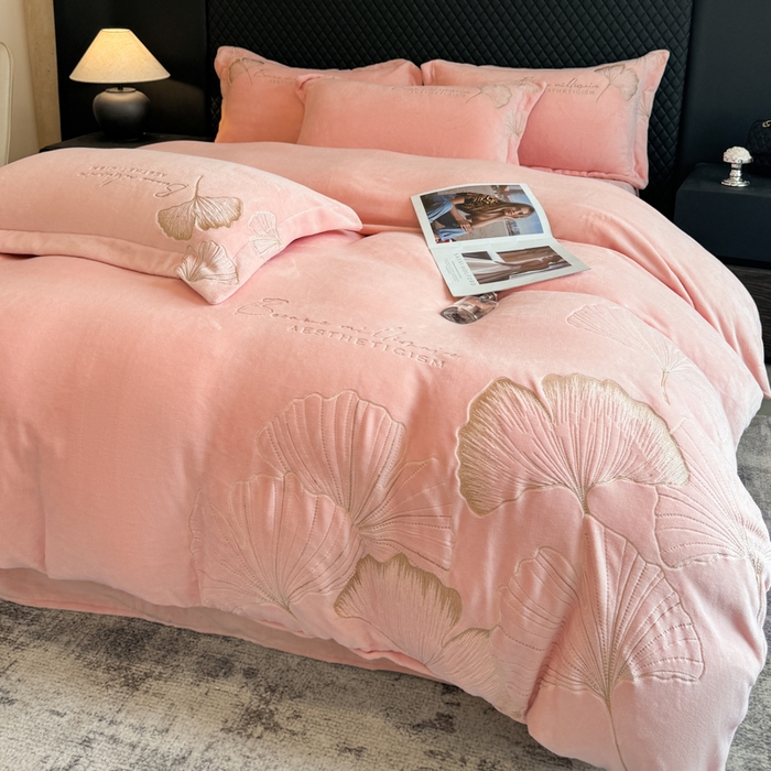 金牛座家纺 2025新款金牛座加厚轻奢牛奶绒刺绣四件套 杏福美满-嫩粉