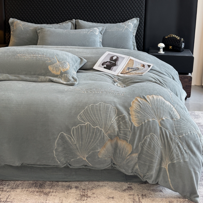 91家纺网 家纺一手货源 找家纺 金牛座家纺 2025新款金牛座加厚轻奢牛奶绒刺绣四件套 杏福美满-浅灰