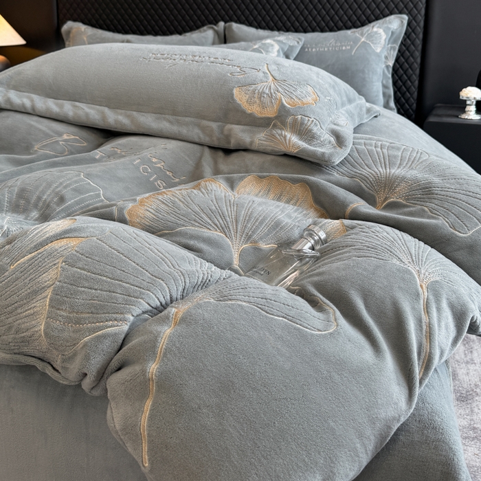 91家纺网 家纺一手货源 找家纺 金牛座家纺 2025新款金牛座加厚轻奢牛奶绒刺绣四件套 杏福美满-浅灰