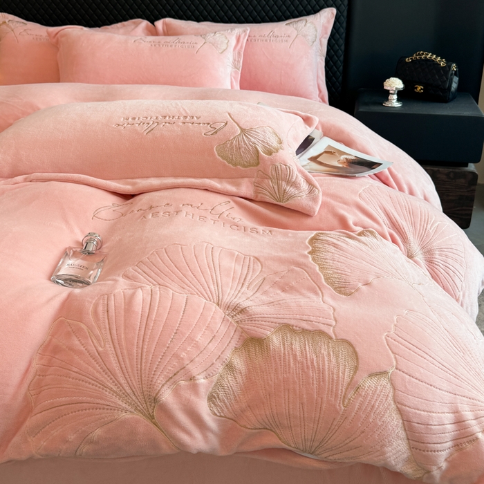 91家纺网 家纺一手货源 找家纺 金牛座家纺 2025新款金牛座加厚轻奢牛奶绒刺绣四件套 杏福美满-嫩粉