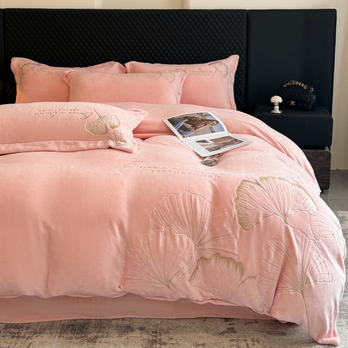 91家纺网 家纺一手货源 找家纺 金牛座家纺 2025新款金牛座加厚轻奢牛奶绒刺绣四件套 杏福美满-嫩粉