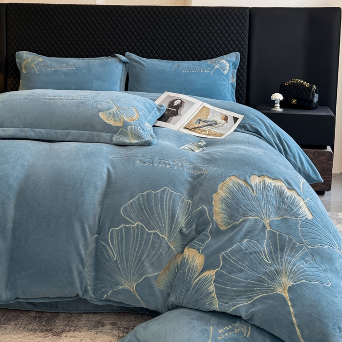 91家纺网 家纺一手货源 找家纺 金牛座家纺 2025新款金牛座加厚轻奢牛奶绒刺绣四件套 杏福美满-宝蓝