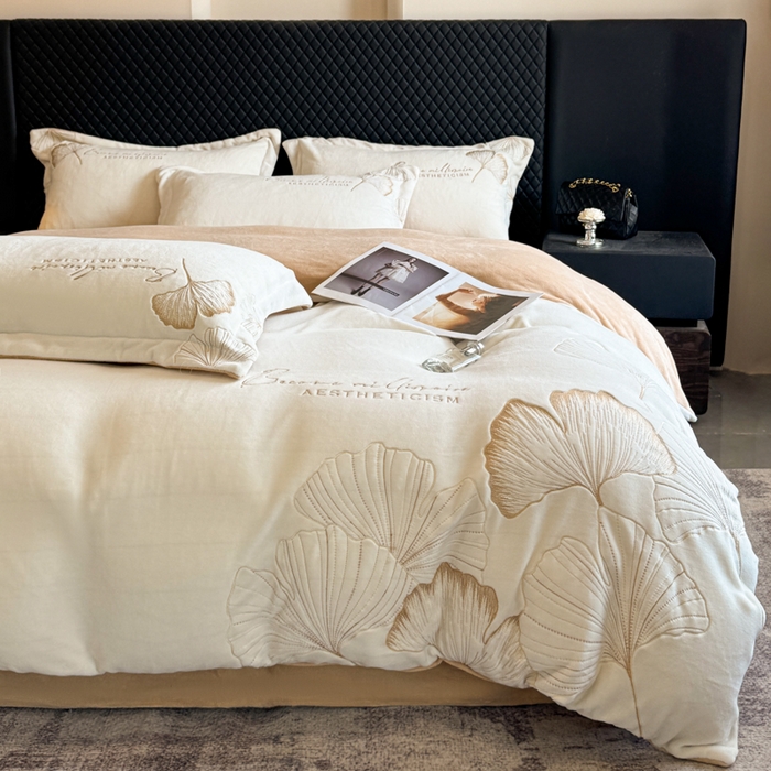 91家纺网 家纺一手货源 找家纺 金牛座家纺 2025新款金牛座加厚轻奢牛奶绒刺绣四件套 杏福美满-奶白