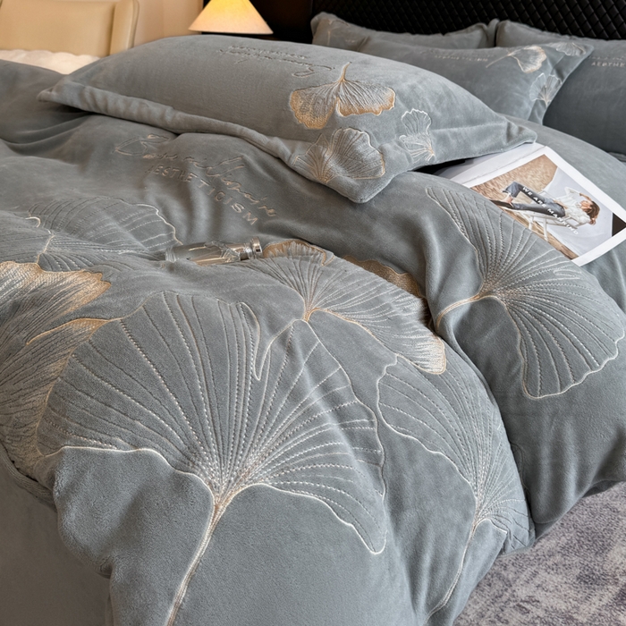 91家纺网 家纺一手货源 找家纺 金牛座家纺 2025新款金牛座加厚轻奢牛奶绒刺绣四件套 杏福美满-浅灰