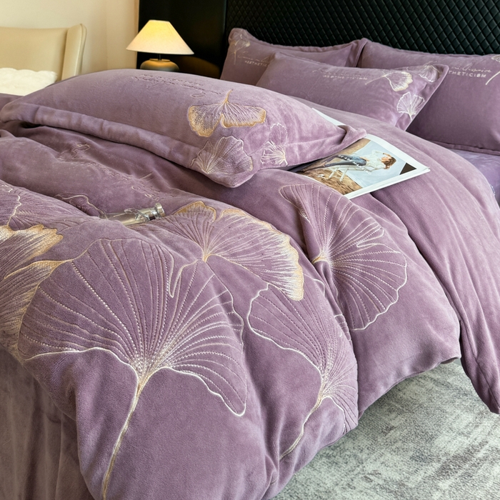 91家纺网 家纺一手货源 找家纺 金牛座家纺 2025新款金牛座加厚轻奢牛奶绒刺绣四件套 杏福美满-暗紫