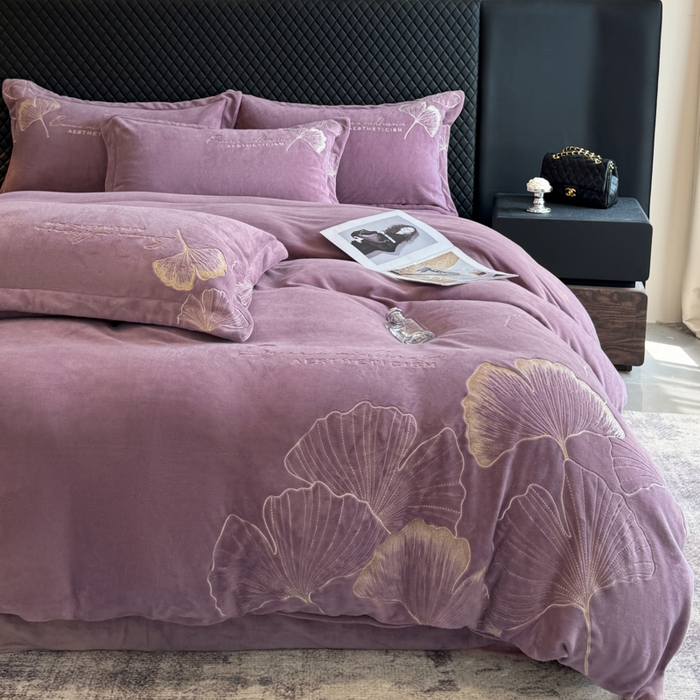 91家纺网 家纺一手货源 找家纺 金牛座家纺 2025新款金牛座加厚轻奢牛奶绒刺绣四件套 杏福美满-暗紫