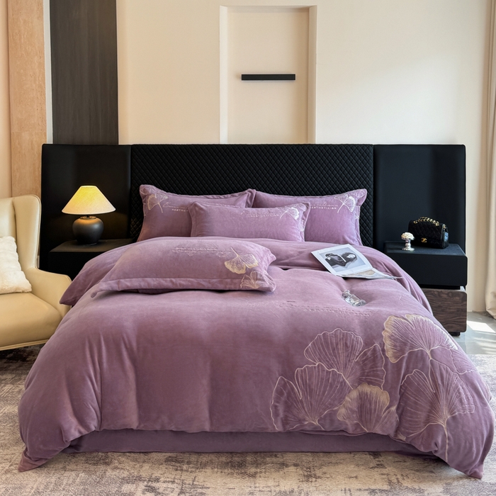 91家纺网 家纺一手货源 找家纺 金牛座家纺 2025新款金牛座加厚轻奢牛奶绒刺绣四件套 杏福美满-暗紫